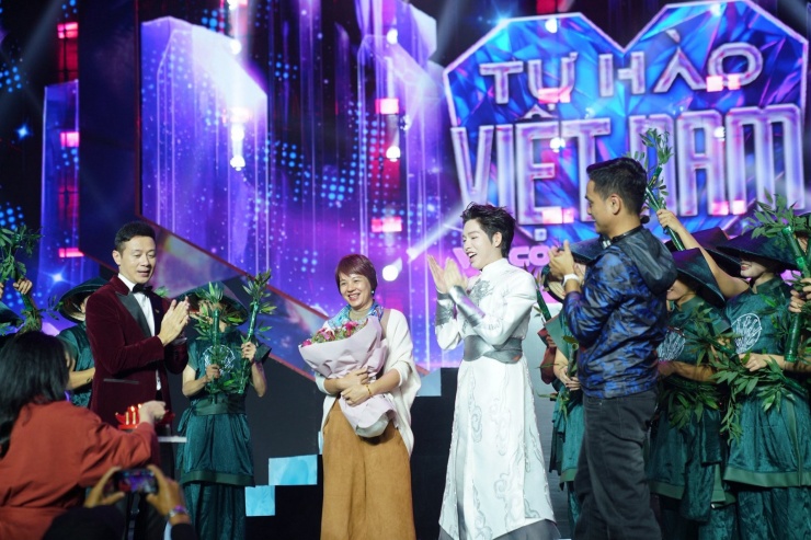 MC Diễm Quỳnh được các đồng nghiệp bất ngờ mừng sinh nhật.&nbsp;