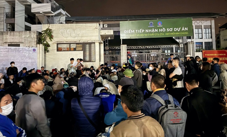 Trong hành trình tìm chốn an cư, hàng trăm người đã có mặt tại khu vực nhận hồ sơ dự án nhà ở xã hội CT3 Kim Chung chờ xuyên đêm để giữ chỗ nộp hồ sơ sáng 17/11. Ảnh: NVCC