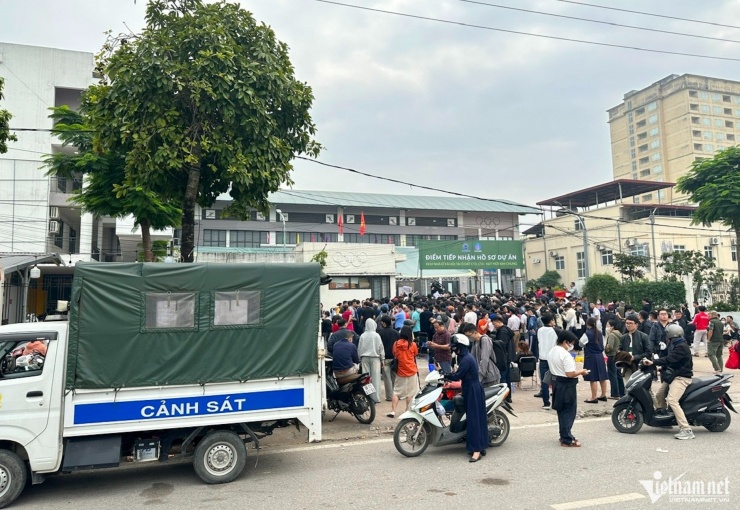 Ngày đầu tiên thu hồ sơ tại dự án nhà ở xã hội CT3 Kim Chung (Hà Nội), chủ đầu tư đã mời cơ quan cảnh sát vào cuộc để giám sát cũng như đảm bảo an ninh trật tự, tránh tình trạng cò mồi, trục lợi chính sách. Ảnh: Hồng Khanh