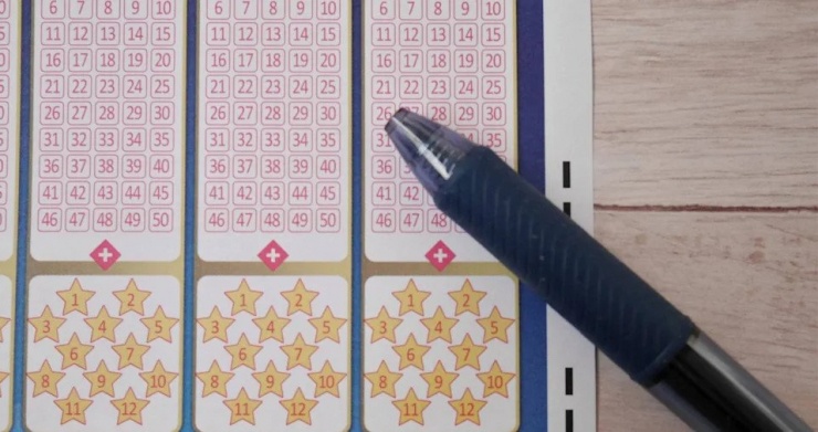 Người đàn ông trúng số nhưng không nói cho vợ biết. Ảnh: Ctwant