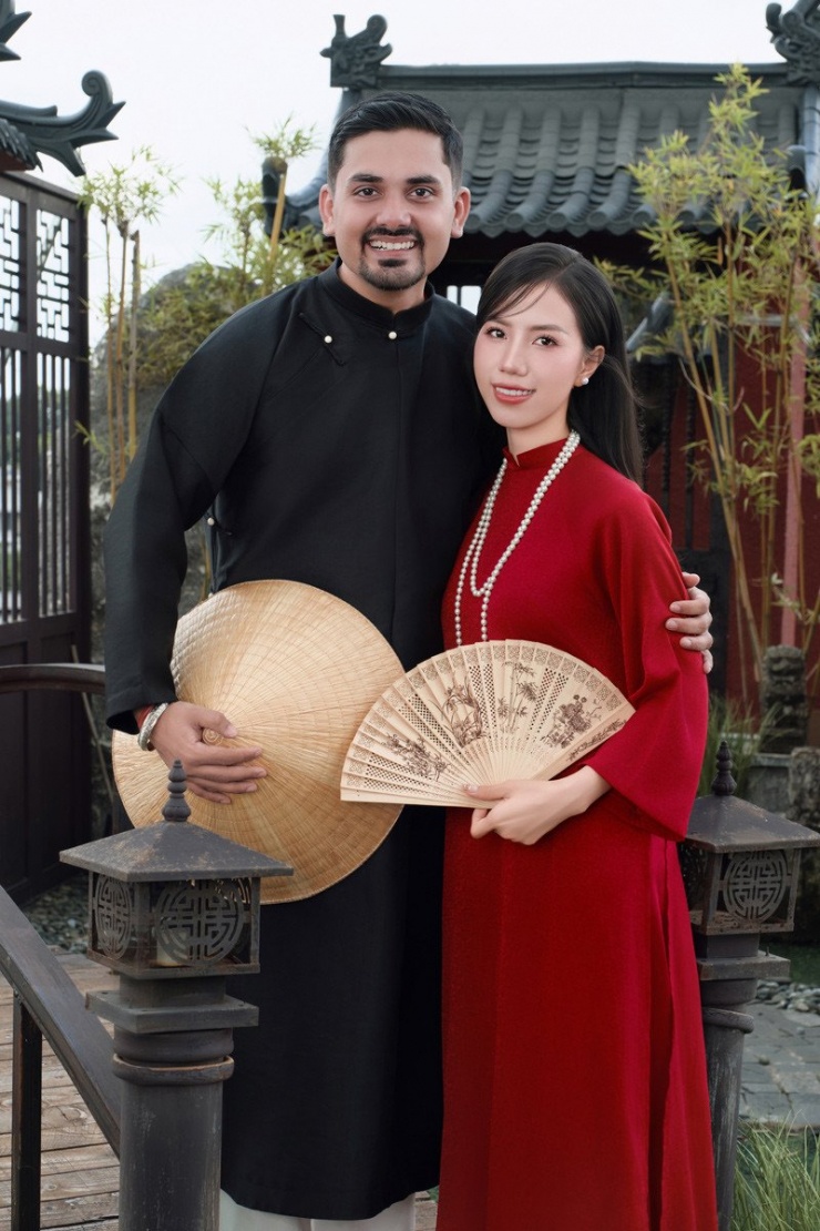 Cặp đôi chụp ảnh cưới với áo dài truyền thống 