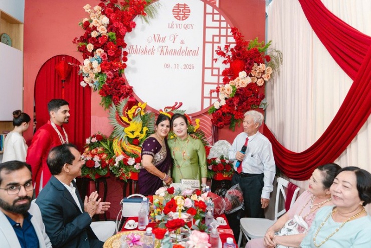 Hai bên gia đình chúc phúc cho cặp đôi 