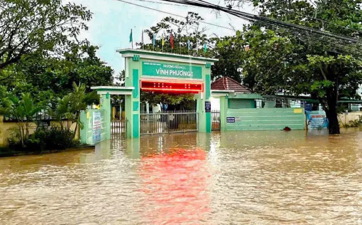 Trường tiểu học Vĩnh Phương 1, phường Bắc Nha Trang, vẫn ngập. Ảnh: MT