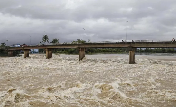 Lũ trên sông Cái Nha Trang tiếp tục vượt đỉnh lũ vào trưa 19-11. Ảnh: XH