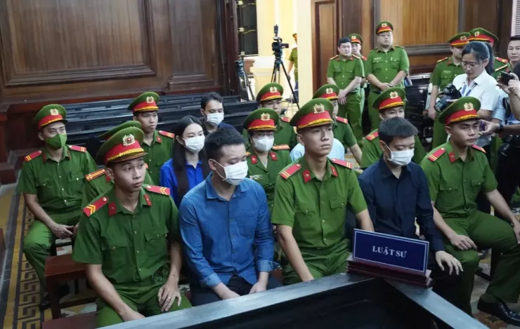 Bị cáo Lê Tuấn Linh, Giám đốc, đại diện pháp luật Công ty Cổ phần Tập đoàn Chị Em Rọt thừa nhận thiếu kiến thức về an toàn thực phẩm. Ảnh: THUẬN VĂN