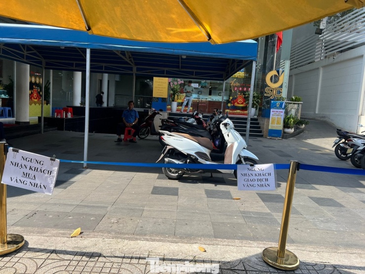 Bên ngoài, SJC thông báo ngưng nhận khách mua vàng nhẫn.