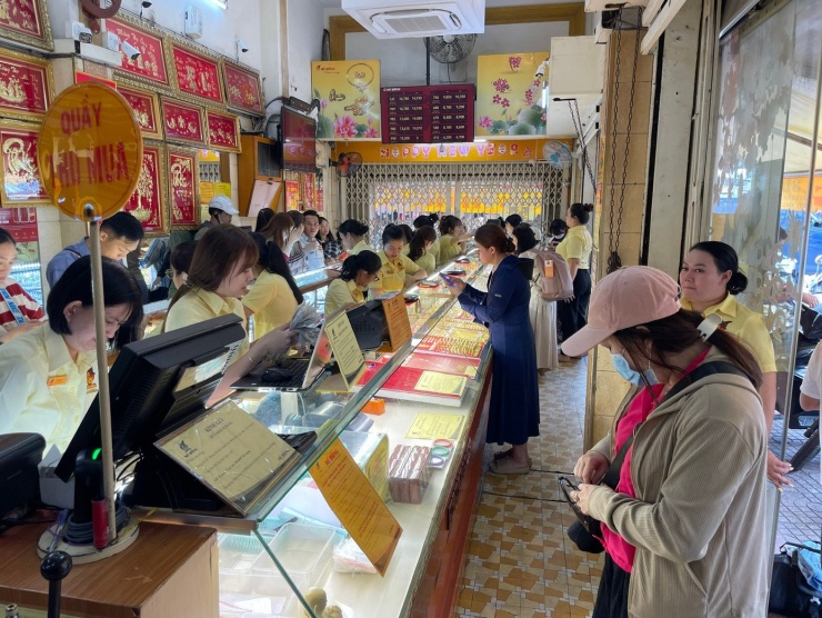 Tiệm vàng Mi Hồng cũng không còn vàng nhẫn lẫn vàng miếng