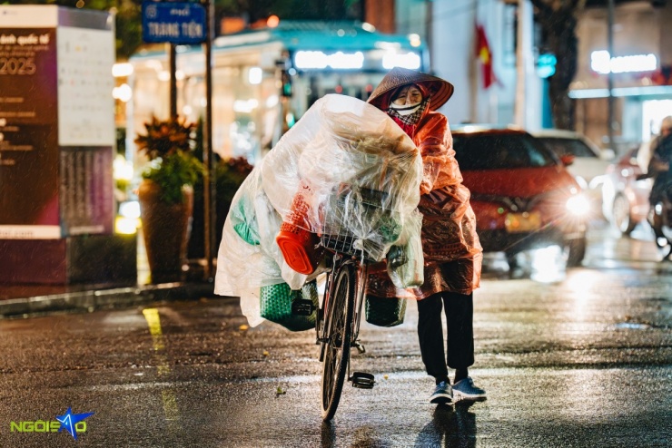 Đêm 18/11, nhiệt độ tại Hà Nội giảm sâu, chỉ còn 12-14 độ C; càng về khuya, trời càng lạnh hơn, kết hợp với mưa làm không khí giá rét thêm rõ rệt.