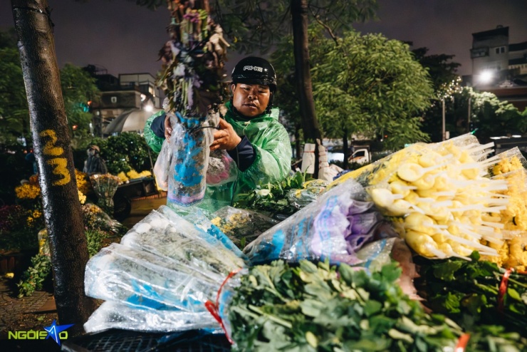 Anh Chu Hữu Hoành (43 tuổi) làm nghề bán hoa tươi hơn 20 năm. Mỗi ngày, anh bắt đầu công việc từ hơn 19h và nếu suôn sẻ thì khoảng 5h sáng hôm sau sẽ về.