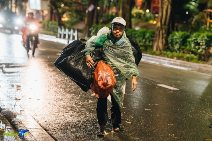 Đi dọc tuyến phố Quán Thánh nhặt ve chai, người phụ nữ cho biết bà làm việc xuyên đêm, chỉ trở về khi không còn đủ sức vác hàng nặng.