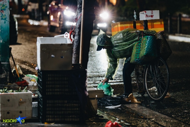 Với áo mưa mỏng, nhiều người lao động tự do vẫn miệt mài giữa mưa rét, bám trụ với công việc thường nhật.