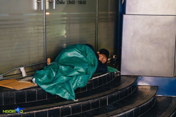 Trên phố Bà Triệu, người vô gia cư co ro giữa giá rét, dùng bao bì mỏng làm chăn đắp giữ ấm.