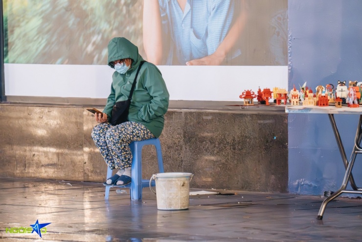 Vắng khách, các sạp hàng lưu niệm trên phố Tràng Tiền dọn hàng lúc gần 21h, sớm hơn so với bình thường.