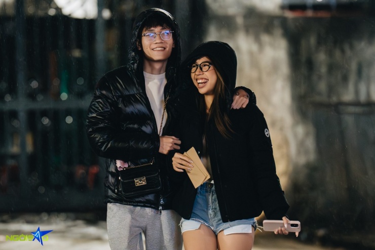 Đôi bạn trẻ thong thả đi dạo quanh Nhà thờ Lớn.