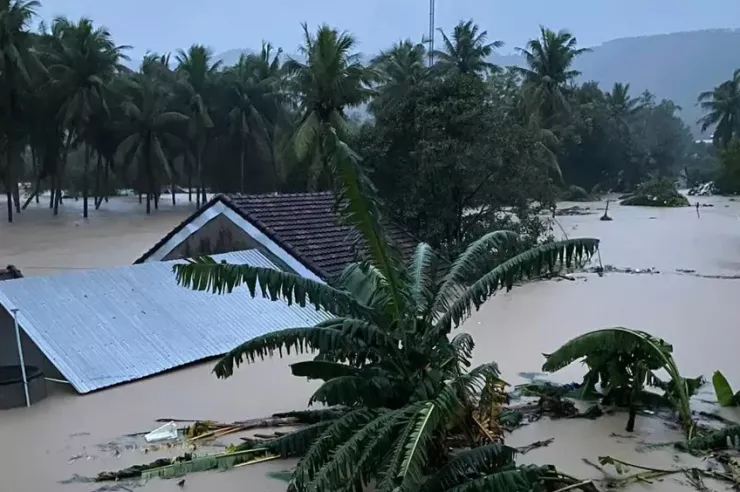 Lũ ngập lút mái nhà nhiều khu dân cư ở Đắk Lắk. Ảnh: S.C