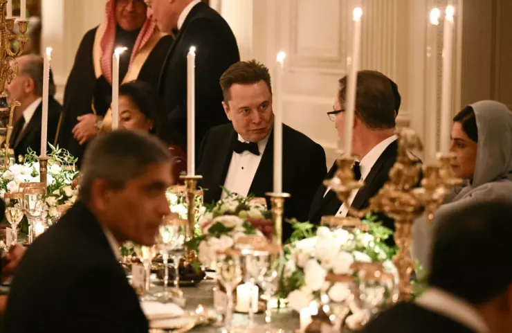 Tỉ phú Elon Musk (giữa, hàng ghế xa) tại bữa tiệc Tổng thống Mỹ Donald Trump chiêu đãi Thái tử Saudi Arabia Mohammed bin Salman tối 18-11 ở Nhà Trắng. Ảnh: AL JAZEERA