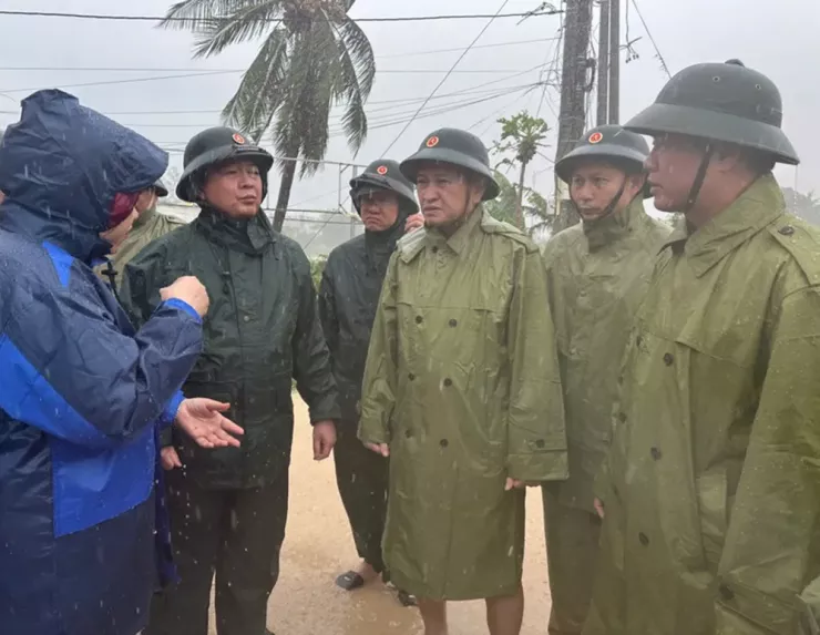 Phó Thủ tướng Hồ Quốc Dũng (thứ 2 từ trái sang) kiểm tra tình hình ngập lụt ở Đắk Lắk. Ảnh: T.Q