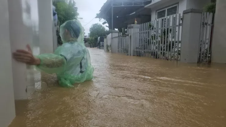 Các khu dân cư ngập sâu, việc di chuyển của người dân gần như không thể. Một số người buộc phải ra ngoài tìm kiếm giúp đỡ vì không có điện, điện thoại hết pin không gọi cầu cứu được.