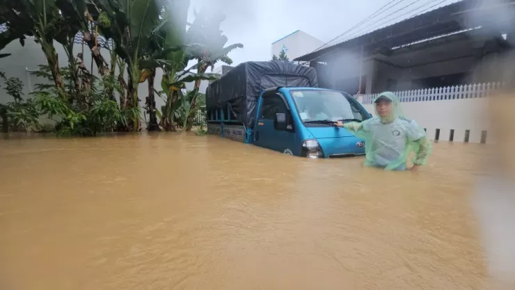 Đến 14 giờ ngày 19-11, Nha Trang, tỉnh Khánh Hòa mưa rất lớn. Từ ngày 16 đến nay, người dân Khánh Hòa đã phải vật lộn với ba trận lũ lịch sử chưa từng diễn ra.