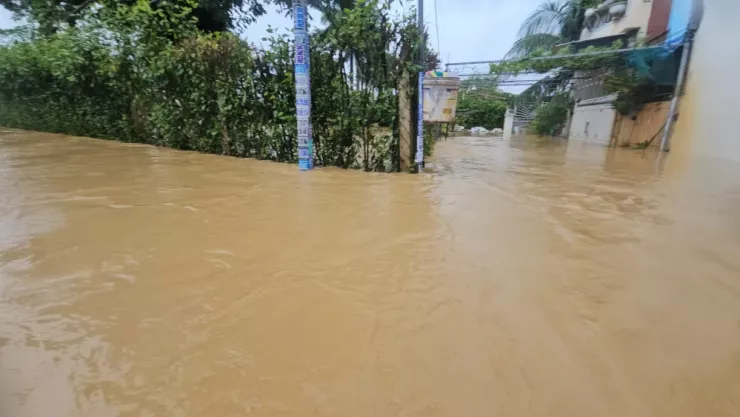 Tại phường Tây Nha Trang, nhiều khu vực đã ngập sâu 2 m. "Chỉ trong ba ngày, chúng tôi chịu ba trận lụt. Đến giờ lũ vẫn đang cuồn cuộn chảy về, trời vẫn mưa như trút nước. Chúng tôi đã kiệt sức" - ông Nguyễn Văn Đoàn, ngụ phường Tây Nha Trang, mệt mỏi nói.