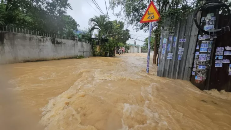 Nước lũ đổ về như thác ở tổ dân phố Phú Trung, phường Tây Nha Trang.
