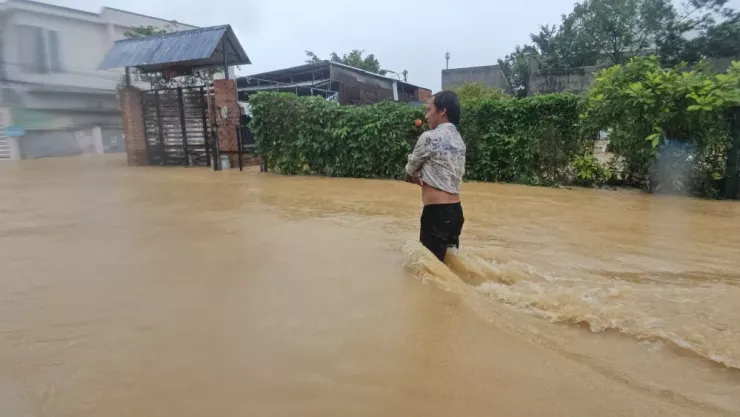 "Sáng thấy nước rút nên tôi đi xuống nhà con gái xem tình hình đêm qua ổn không, vì điện thoại không gọi được. Tuy nhiên, chỉ hai giờ sau về lại nhà mình không được, nước lên quá nhanh, mạnh quá" - ông Tạ Văn Hùng, ngụ Vĩnh Trung cho biết.