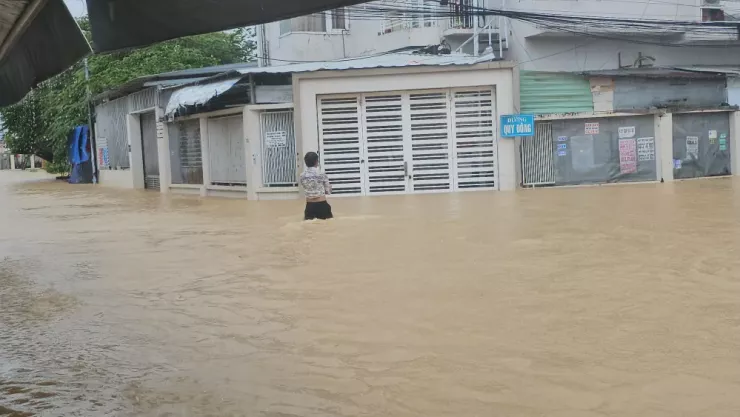 Đường Phú Trung biến thành sông.