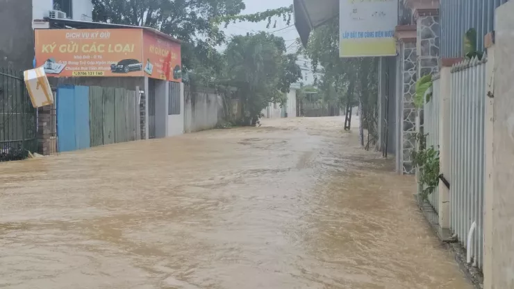 Đường biến thành sông ở phường Tây Nha Trang, cả khu vực rộng lớn chìm trong nước từ đêm 18-11.