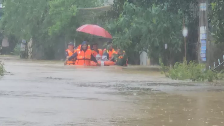 Một gia đình ở đường Quý Đông, phường Tây Nha Trang, buộc phải gọi cầu cứu vì nước lên quá cao, nhà có hai trẻ nhỏ.