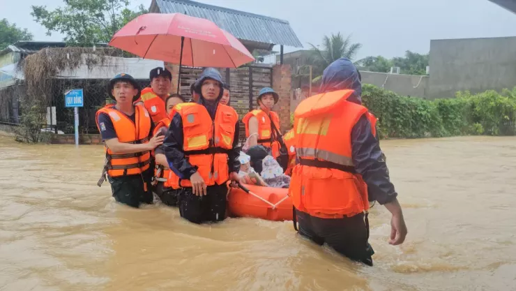 Lực lượng cứu nạn, cứu hộ cùng phương tiện chuyên dụng tiếp cận và đưa được sáu người ra ngoài an toàn. "Tôi vô cùng biết ơn lực lượng cứu nạn, cứu hộ đã đến kịp thời. Không có họ, gia đình không biết làm sao khi nước vẫn đang dâng cao" - một người được cứu chia sẻ.