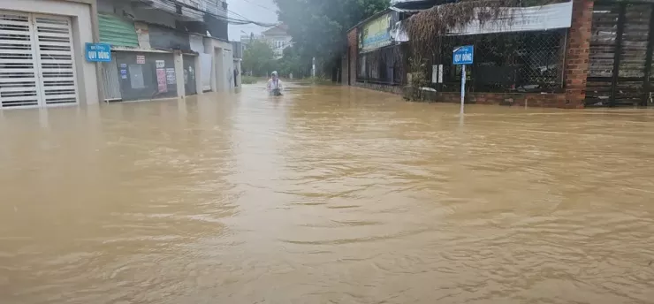 Người dân vẫn lo lắng vì mưa vẫn rất lớn, nước sông Cái ở Nha Trang liên tục đạt đỉnh và các hồ tiếp tục xả lũ.