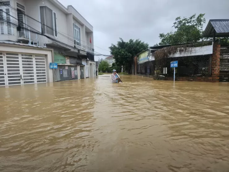 Người dân ở Nha Trang kiệt sức vì trải qua ba trận lụt lịch sử.