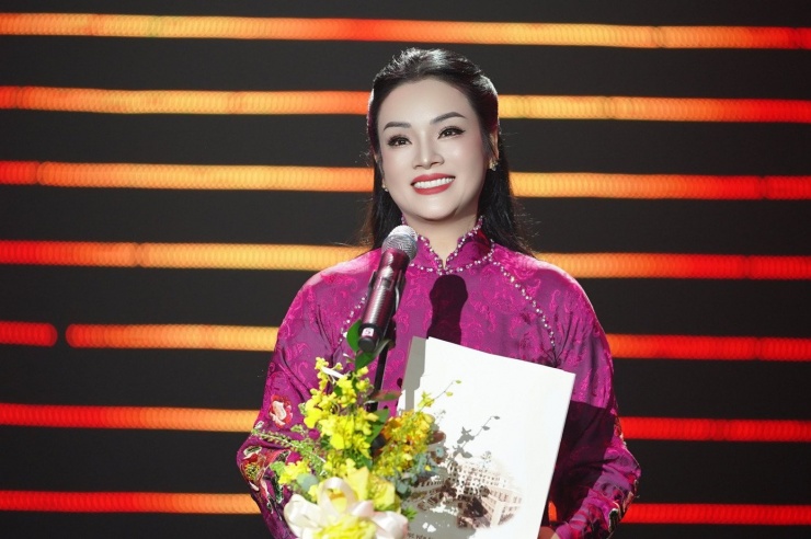 NSƯT Tân Nhàn trong đêm nhạc tri ân NSND Trung Kiên vào tối 16/11.