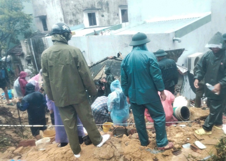 Các lực lượng đang khẩn trường cứu người mắc kẹt.