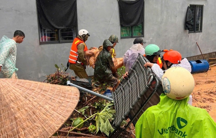 Lực lượng chức năng vận chuyển thi thể nạn nhân.