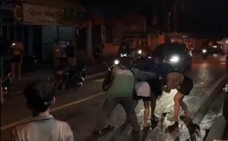 Hình ảnh các thanh niên đánh nhau và được người can ngăn.