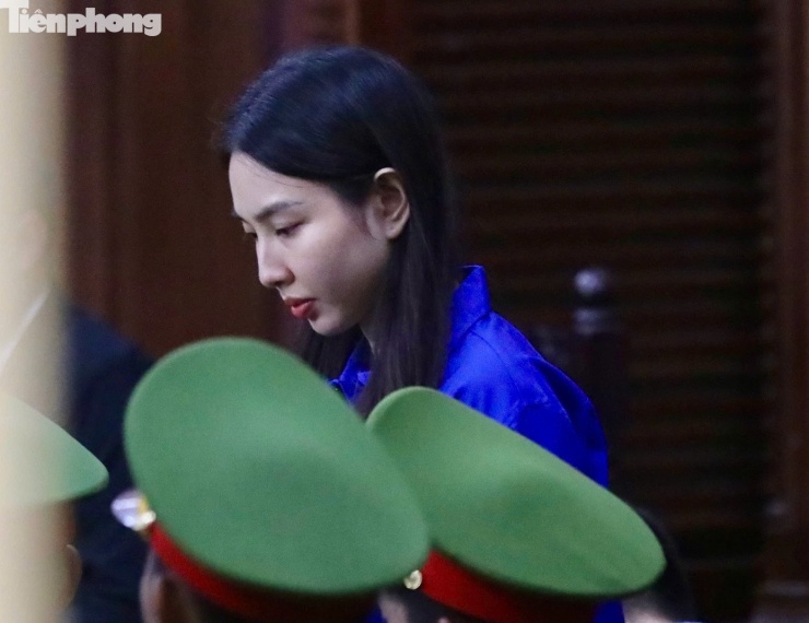 Nguyễn Thúc Thuỳ Tiên nói lời sau cùng trước khi toà tuyên án. Ảnh: Duy Anh