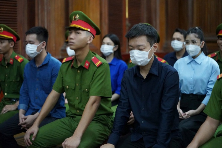 5 bị cáo tại phiên tòa chiều 19/11. Ảnh: Phạm Thọ.