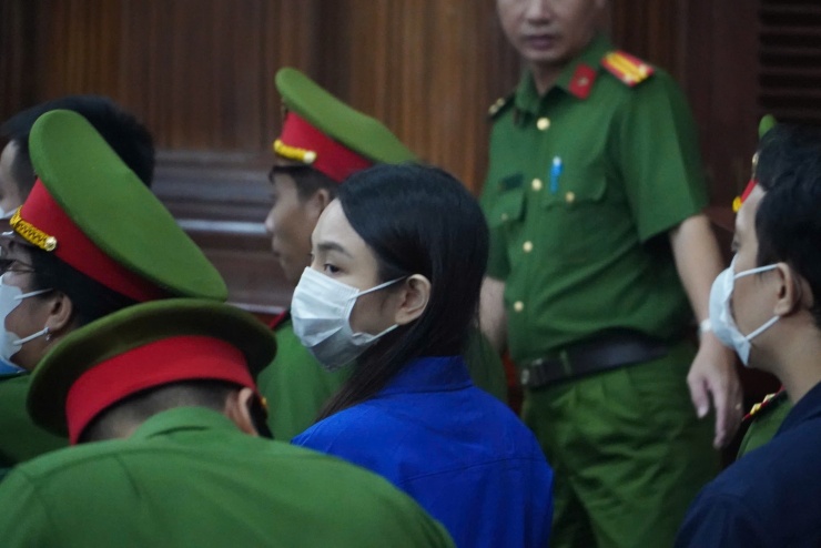 Nguyễn Thúc Thùy Tiên tại toà