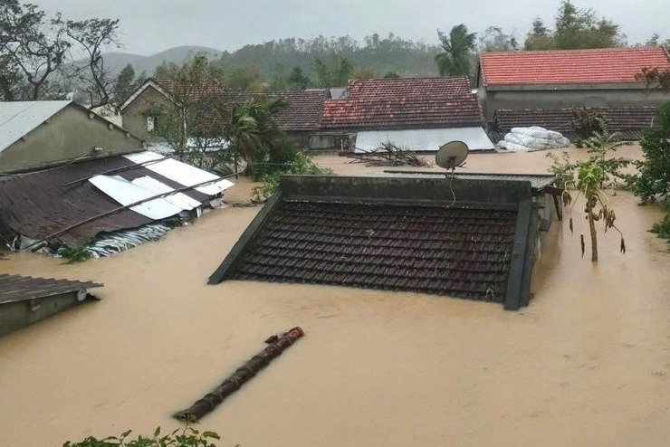 Nước tràn về vùng hạ du hồ thủy điện sông Ba Hạ gây ngập tại xã Hòa Thịnh. Ảnh: XM