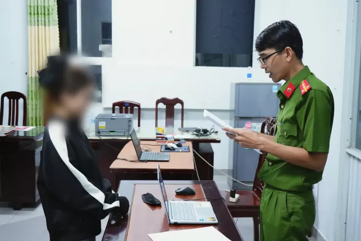 Công an tống đạt các quyết định tố tụng đối với NLHD