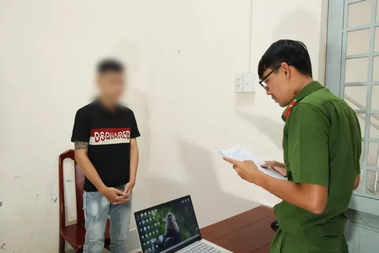 Nghe bạn gái tâm sự sợ bị lộ thông tin nhạy cảm, thanh niên liền lên kế hoạch dàn cảnh cướp điện thoại người yêu cũ của bạn gái