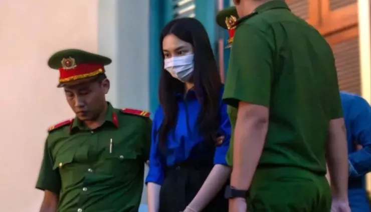 Hoa hậu Thùy Tiên rời tòa sau phiên xét xử sơ thẩm