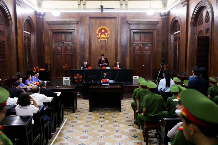 Sau một ngày xét xử, Nguyễn Thúc Thùy Tiên (Hoa hậu Thùy Tiên); Nguyễn Thị Thái Hằng (Hằng Du Mục, Chủ tịch HĐQT Công ty Cổ phần Tập đoàn Chị Em Rọt - CER); Phạm Quang Linh (Quang Linh Vlogs) bị TAND TPHCM tuyên phạt mức án 2 năm tù về tội "Lừa dối khách hàng" theo khoản 2 Điều 198 Bộ luật Hình sự. Cùng tội danh này, Lê Tuấn Linh (Giám đốc, đại diện pháp luật Công ty CER) và Lê Thành Công (Thành viên HĐQT) nhận mức án 3 năm 3 tháng tù. Ngoài ra, tòa phạt bổ sung mỗi bị cáo số tiền 50 triệu đồng.