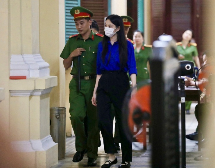 "Chỉ vì biện pháp triển khai quá non nớt, vội vàng và thiếu trách nhiệm. Đây là bài học rất lớn cho bị cáo cũng như tất cả mọi người. Bị cáo cảm ơn Đảng, Nhà nước và cơ quan điều tra đã phát hiện kịp thời khiến sản phẩm kém chất lượng không tràn lan trên thị trường nhiều thêm ảnh hưởng đến sức khoẻ mọi người", Nguyễn Thúc Thùy Tiên nói lời sau cùng.