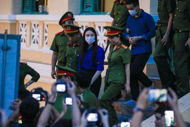 Hình ảnh bị cáo Nguyễn Thúc Thùy Tiên bất ngờ trước sự quan tâm của truyền thông khi được dẫn giải ra khỏi phòng xử án.
