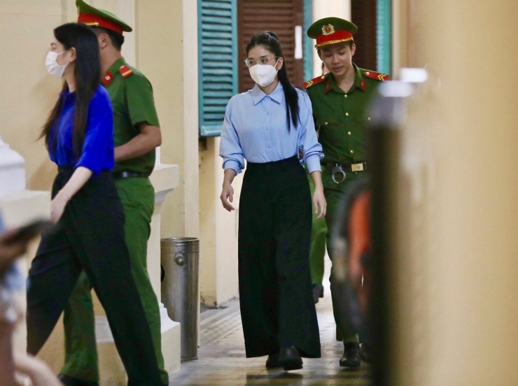 Cũng bày tỏ ăn năn, Hằng Du Mục gửi lời xin lỗi tới khách hàng và mong các KOL khác trước khi quảng cáo sản phẩm cần kiểm chứng thông tin do nhà sản xuất cung cấp. Khi nhắc đến con nhỏ, Hằng nghẹn giọng, cho biết bị cáo là mẹ đơn thân, đang nuôi 2 con nhỏ.