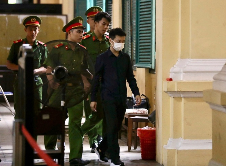 Các bị cáo Lê Thành Công, Lê Tuấn Linh cũng bày tỏ hối hận, xin lỗi các khách hàng đã tin tưởng vào sản phẩm, xin lỗi người thân về sai lầm của mình và mong tòa giảm nhẹ hình phạt để sớm trở về với gia đình.