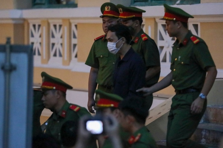 Hình ảnh hoa hậu Thùy Tiên, Hằng Du Mục, Quang Linh Vlogs sau khi tòa tuyên án - 7