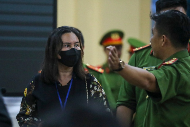 Mẹ của Thùy Tiên được cán bộ chiến sĩ công an đang làm nhiệm vụ hướng dẫn để được nhìn thấy con gái trước khi Thùy Tiên lên xe về trại giam.